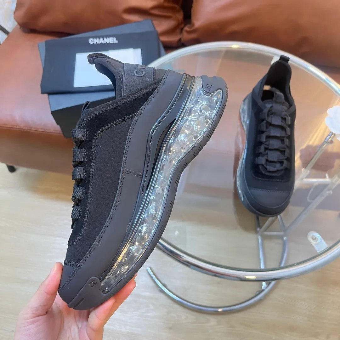 👟👟Ex-factory price 600👟👟 [Long-term supply of high-end versions] ⚠️Note: This model has many colors and the market has a complete range of colors. Welcome to consult ~ chanel Chanel Xiaoxiang casual sports shoes for couples and dad shoes for couples. The original version of the counter is 1:1, each color is accurately matched, and the internal standard is coded. ❣️Fabric material: original imported cow down + imported fabric, ❣️Inner material: imported breathable velvet, ❣️Outsole material: Original 1:1 mold opening, 3 layers of TPU ❣️Number of sizes: Women's 35-42 Men's 39-46 (Men's ➕10) Couple's version (with full set of high-end packaging)